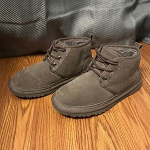 UGG M NEUMEL SIZE 6 IN MENS GRAY